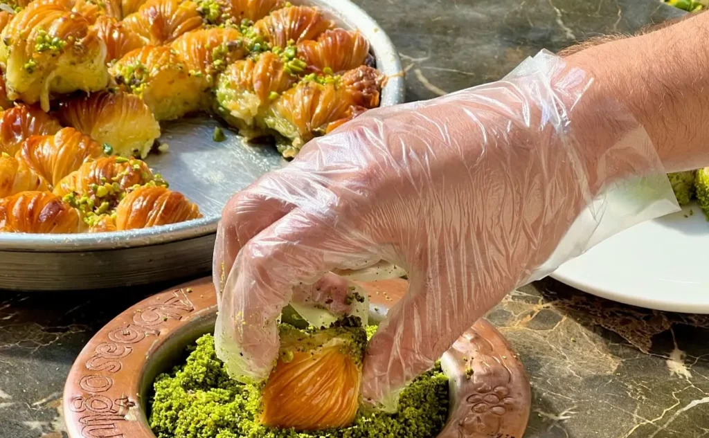 Sadeyağlı baklava ve margarinli baklava karşılaştırması – renk, çıtırlık ve katman farklarını gösteren geleneksel Türk tatlısı