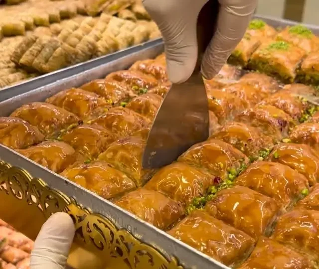 baklava Taze baklava – doğru şerbet oranı ve sadeyağ ile hazırlanmış, ertesi gün bile yumuşak kalan geleneksel Türk baklavasıyapım aşamaları