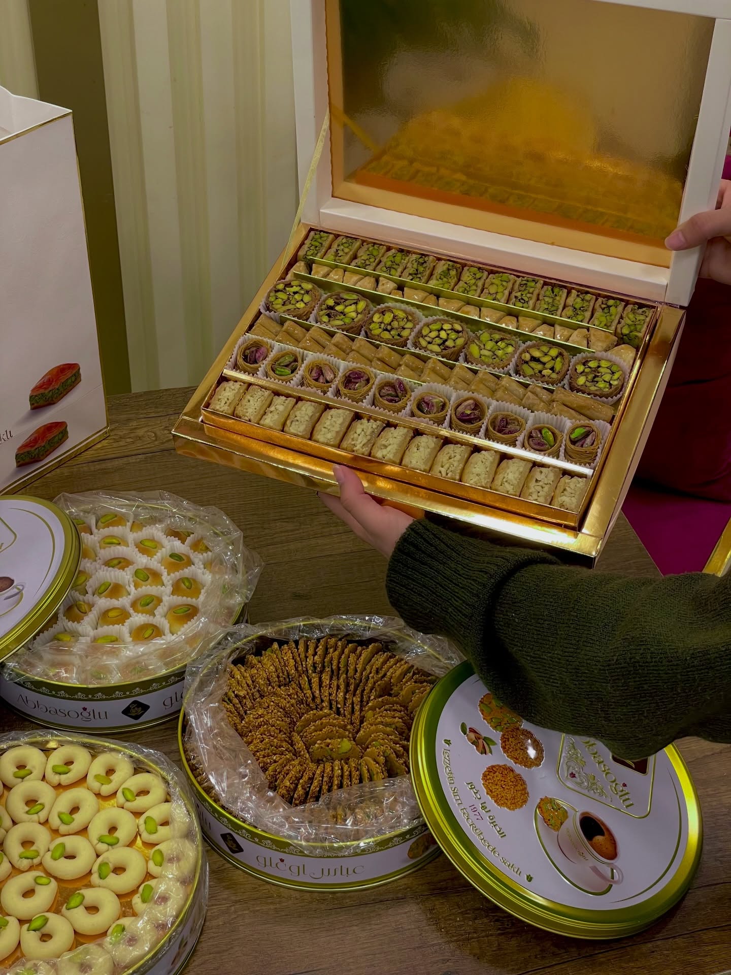Premium karışık baklava hediye seti içinde Bülbül Yuvası, Fıstıklı Sarma ve Roll Baklava