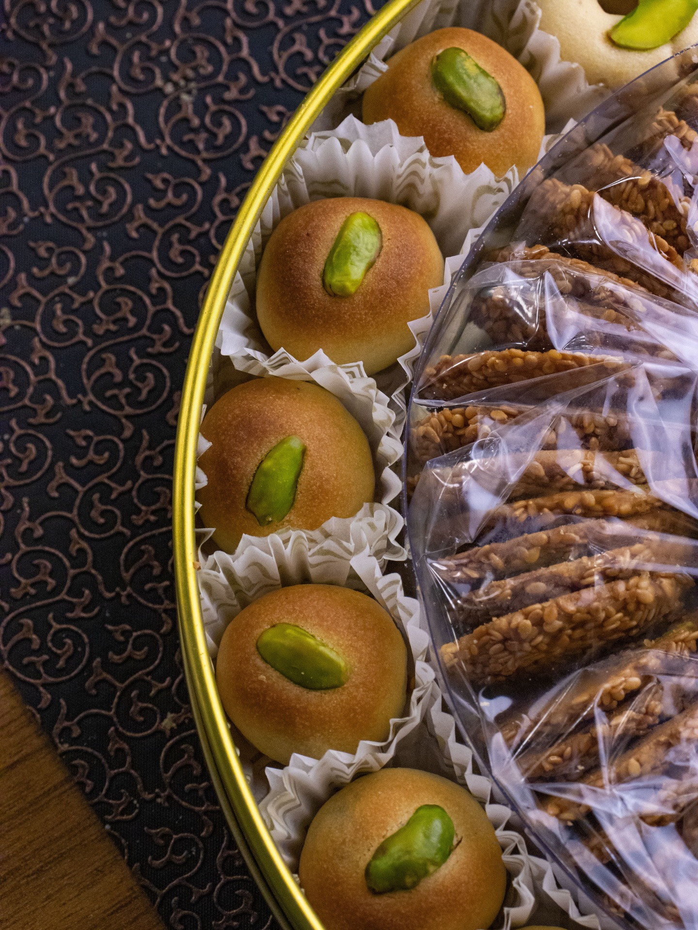 Karışık Antep fıstıklı baklava tepsisi içinde bülbül yuvası ve sarma baklava çeşitleri