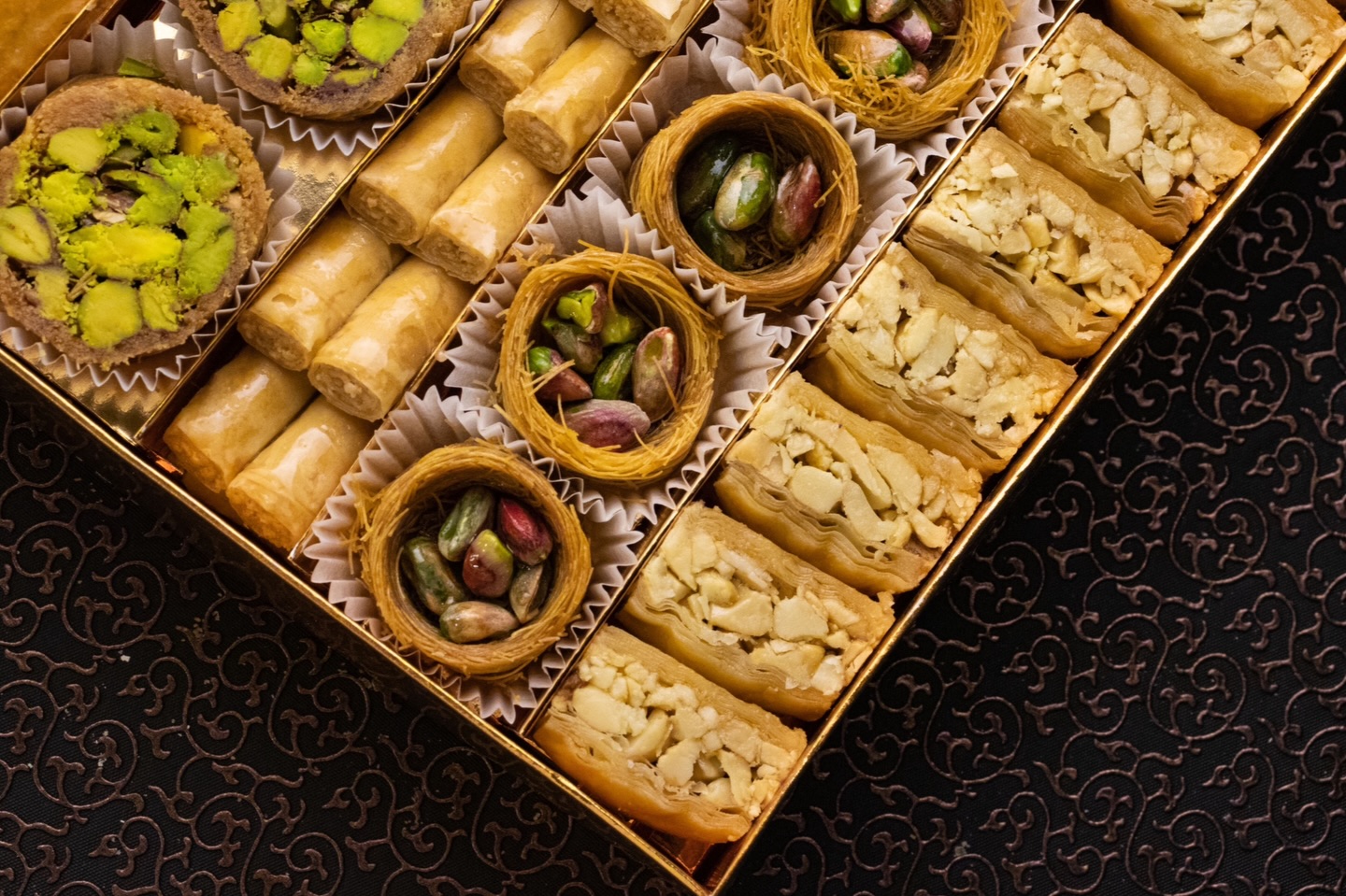 Farklı Antep fıstıklı baklava çeşitlerinden oluşan premium baklava koleksiyonu