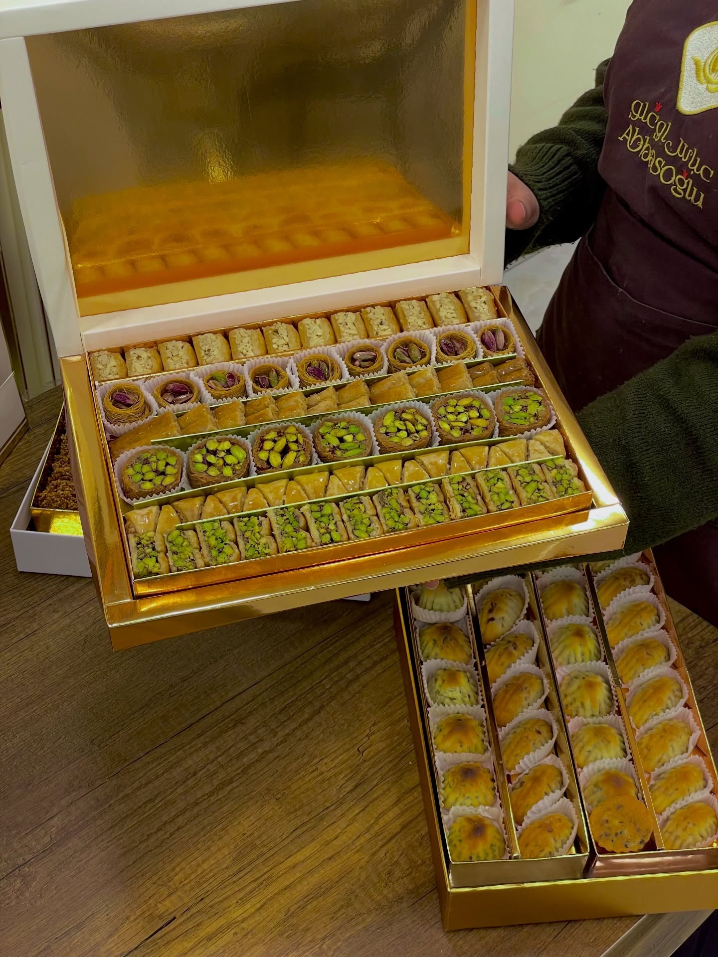 Özel kutuda hazırlanmış farklı çeşitlerden oluşan premium baklava seti
