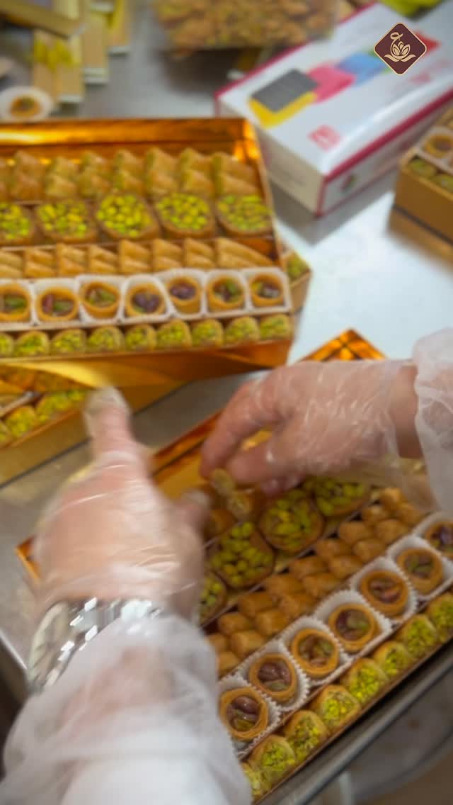 Antep fıstıklı baklavaların özenle kutulara yerleştirildiği hazırlık aşaması