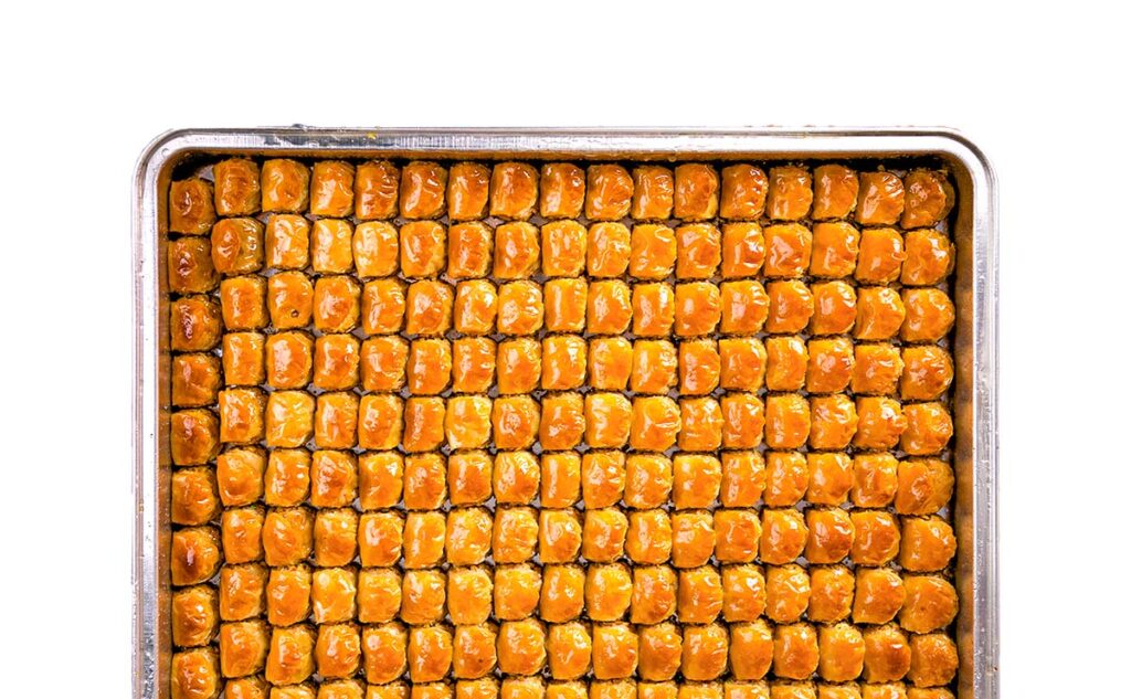 Gaziantep usulü baklava üretimi – ince açılmış yufka, Antep fıstığı ve doğal sadeyağ ile hazırlanan geleneksel Türk tatlısı