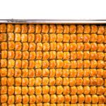 Gaziantep usulü baklava üretimi – ince açılmış yufka, Antep fıstığı ve doğal sadeyağ ile hazırlanan geleneksel Türk tatlısı