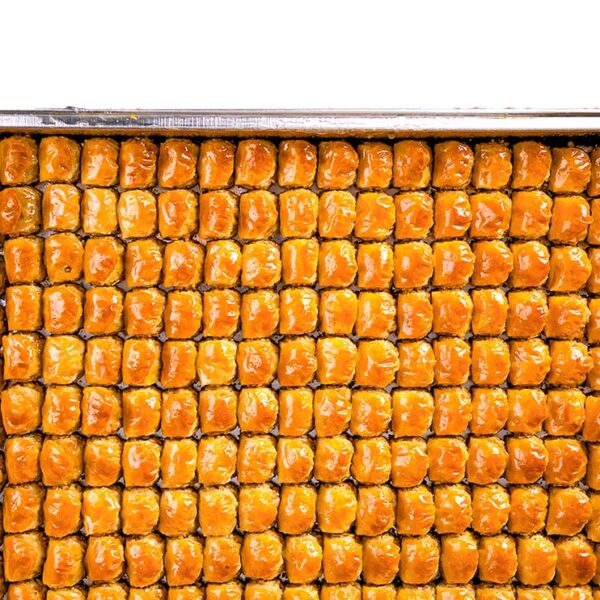 Gaziantep usulü baklava üretimi – ince açılmış yufka, Antep fıstığı ve doğal sadeyağ ile hazırlanan geleneksel Türk tatlısı