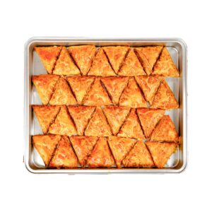 Cevizli baklava – ince yufka, taze ceviz ve sadeyağ ile hazırlanan geleneksel Türk tatlısı